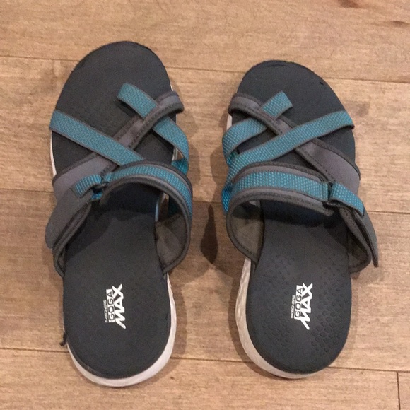 Skechers Goga Max sandals - Picture 3 of 5